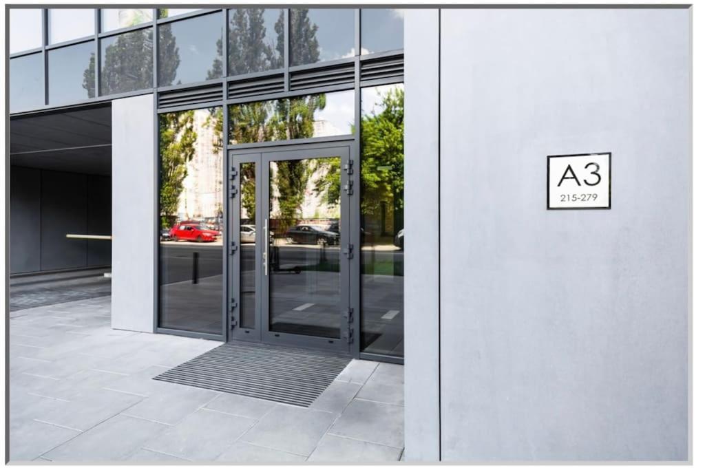 - Great Location - Stylish One Bedroom - Center - 85-220 Apartament